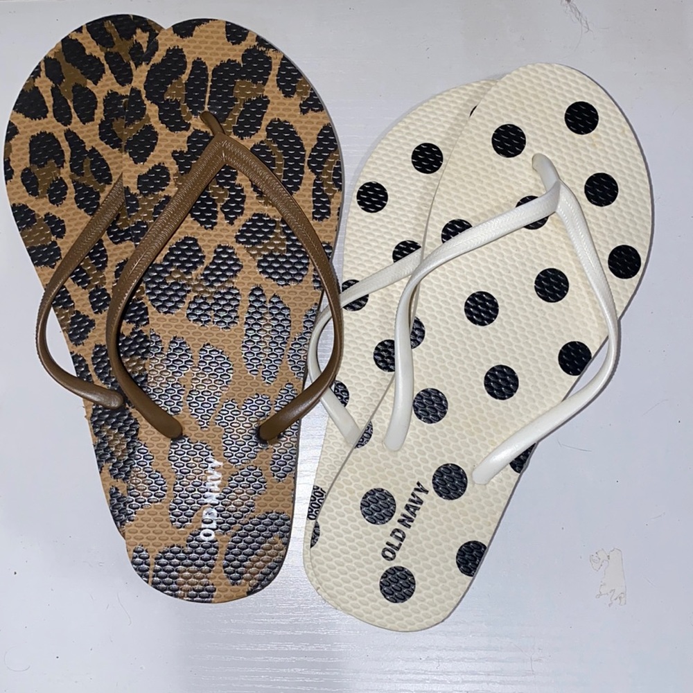 BRAND NEW old navy flip flops!!